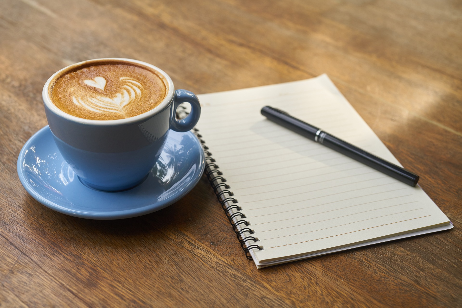 Frischer Kaffee auf einem Tisch.